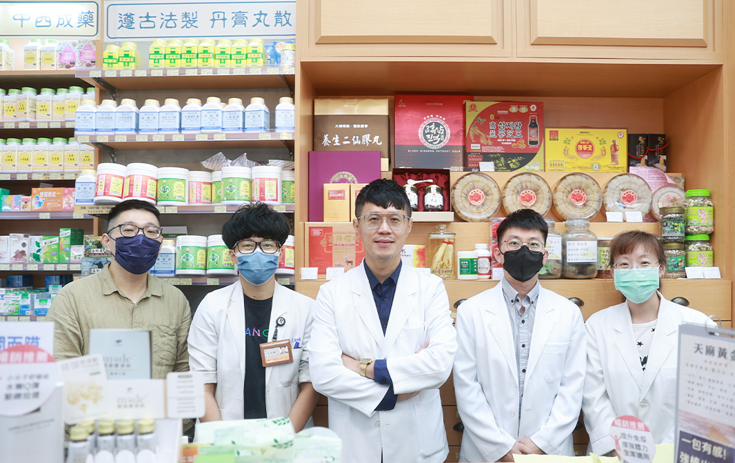 永遠如晴天，詠晴藥局團隊合照，替大家提供最親切服務
